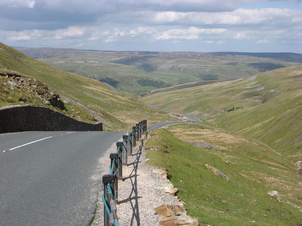 Buttertubs Pass © T Eyre ccbysa/2.0 Geograph Britain and Ireland