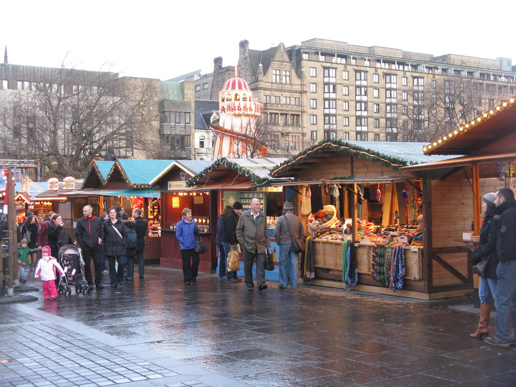 Edinburgh Christmas Market © M J Richardson ccbysa/2.0 Geograph