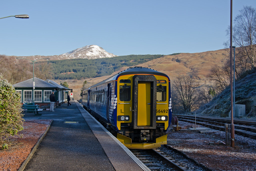 Oban - Glasgow train at Crianlarich © The Carlisle Kid cc-by-sa/2.0