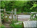 Footpath reaches Farthing Green Lane