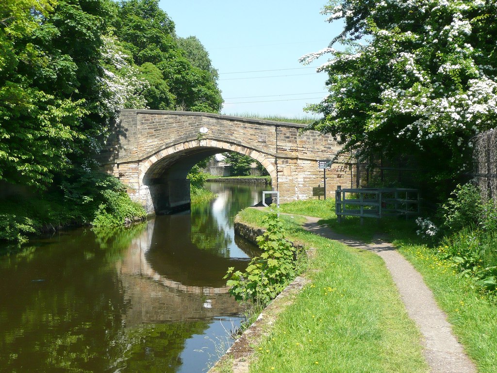 Huddersfield Broad Canal, Bridge 3... © Humphrey Bolton cc-by-sa/2.0 ...