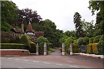 SU7582 : The entrance to Friar Park by Steve Daniels