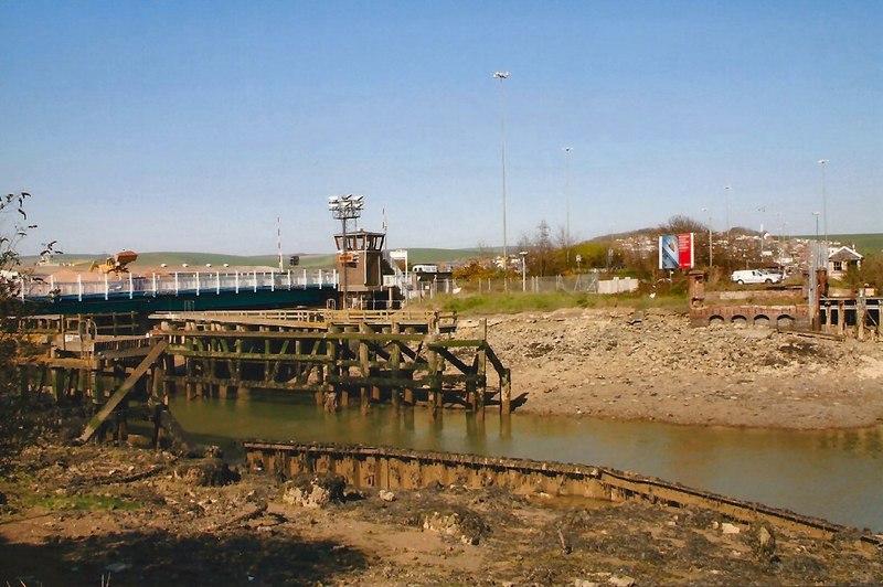 newhaven-swing-bridge-peter-jeffery-cc-by-sa-2-0-geograph-britain