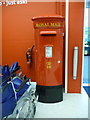 New Milton: postbox № BH25 2, Caird Avenue