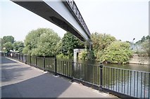 SU7273 : Footbridge over the River Kennet by Mr Ignavy