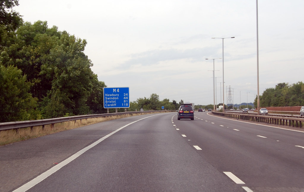 M4 Westbound, 44 Miles To Swindon © Julian P Guffogg Cc-by-sa 2.0 