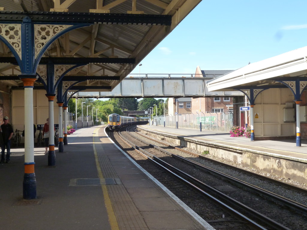 Christchurch Station © Dr Neil Clifton cc-by-sa/2.0 :: Geograph Britain ...