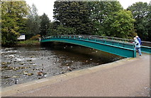 SK2268 : Wye footbridge, Bakewell by Jaggery