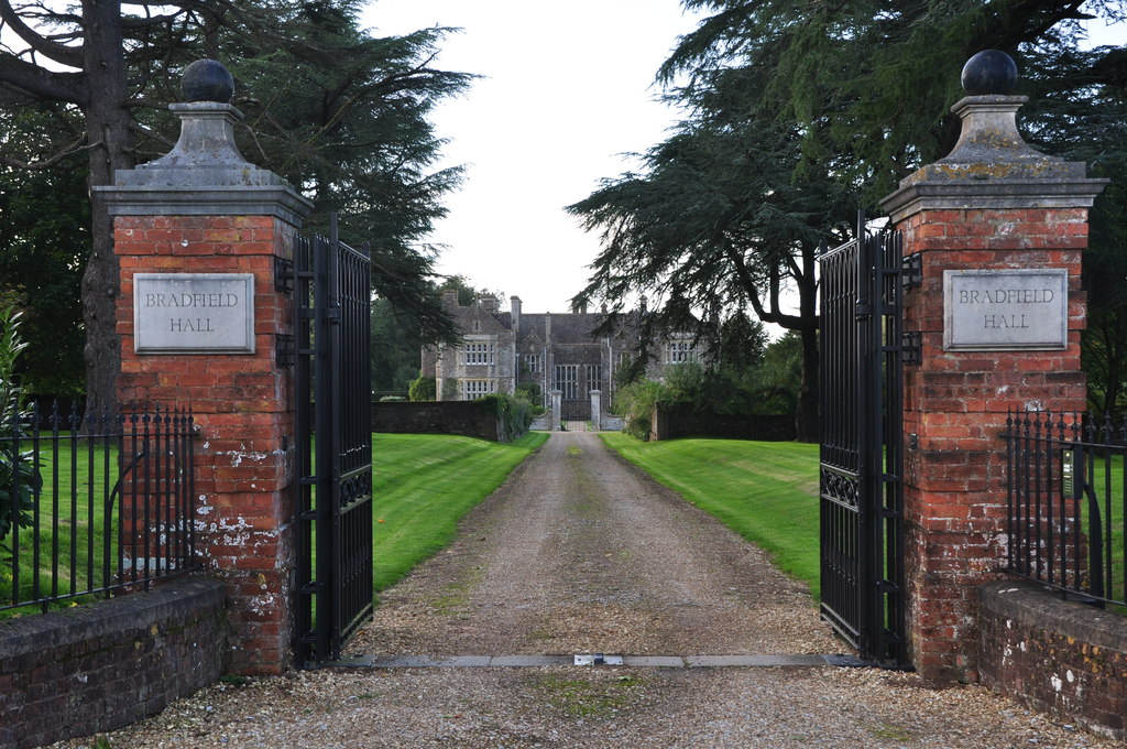 Bradfield : Bradfield House & Driveway © Lewis Clarke Cc-by-sa/2.0 ...