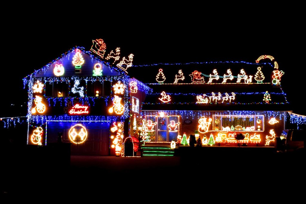 Christmas lights on a house in New&hellip; © Steve Daniels cc-by-sa/2.0