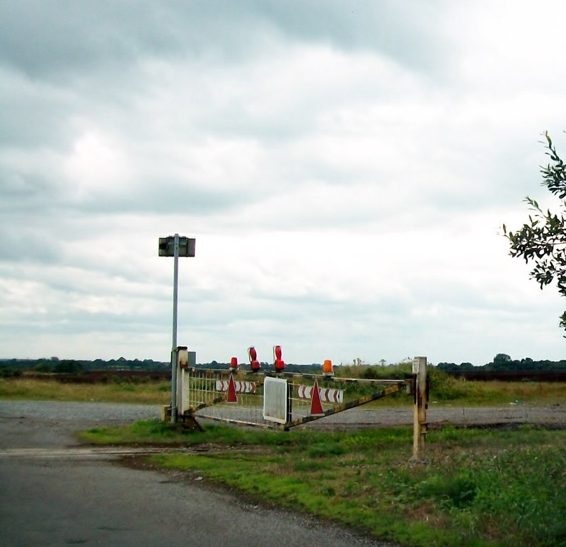 A Bord na Móna railway crossing © Eric Jones cc-by-sa/2.0 :: Geograph ...