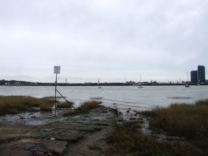 Upnor Slipway © Chris Whippet cc-by-sa/2.0 :: Geograph Britain and Ireland