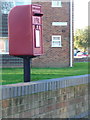 Lymington: postbox № SO41 17, Efford Way