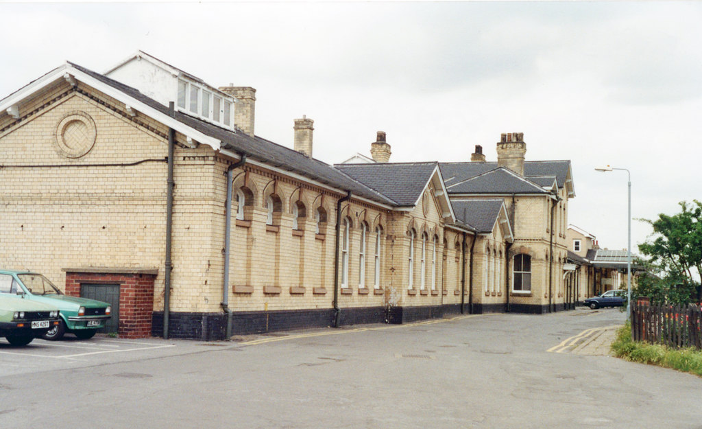 Retford station exterior, ECML 1992 © Ben Brooksbank cc-by-sa/2.0 ...