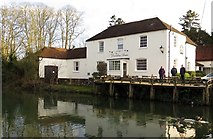 SU3867 : The Dundas Arms by the Kennet & Avon Canal by Steve Daniels