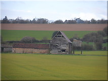 TQ0393 : Old barn at Woodoaks farm by Bikeboy