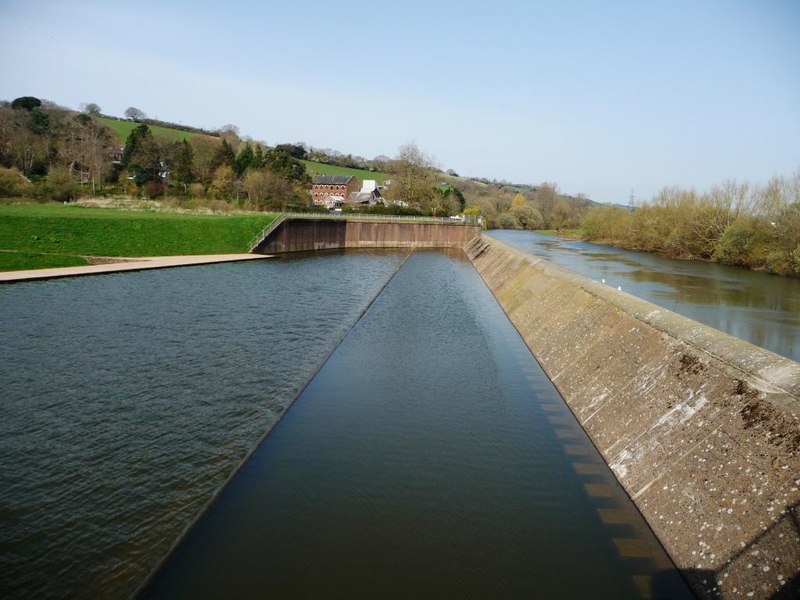 Weir above Exwick flood relief channel © Christine Johnstone cc-by-sa/2