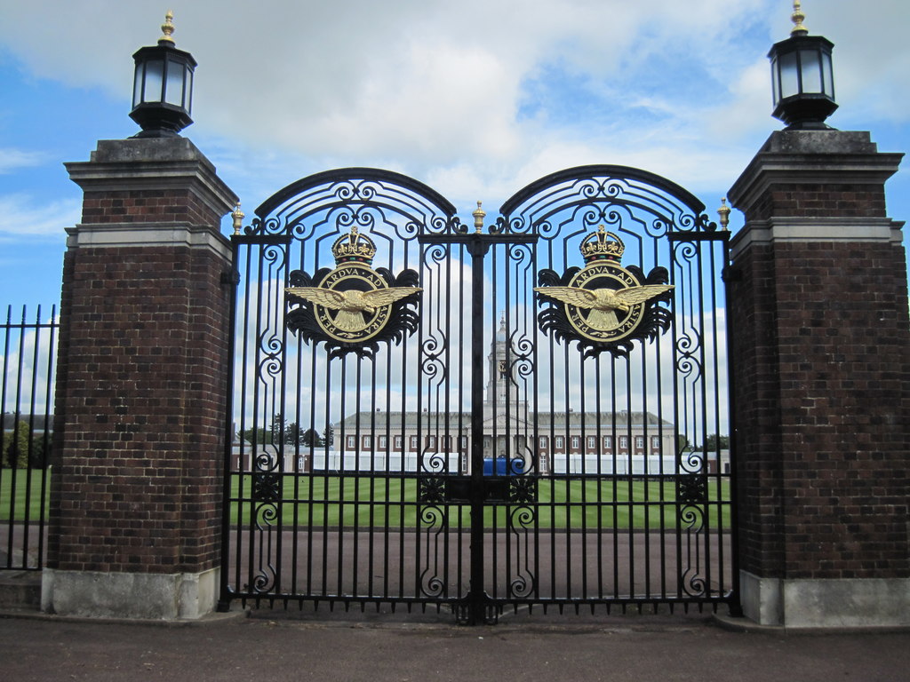 Gates to RAF College Cranwell © Martin Dawes cc-by-sa/2.0 :: Geograph ...