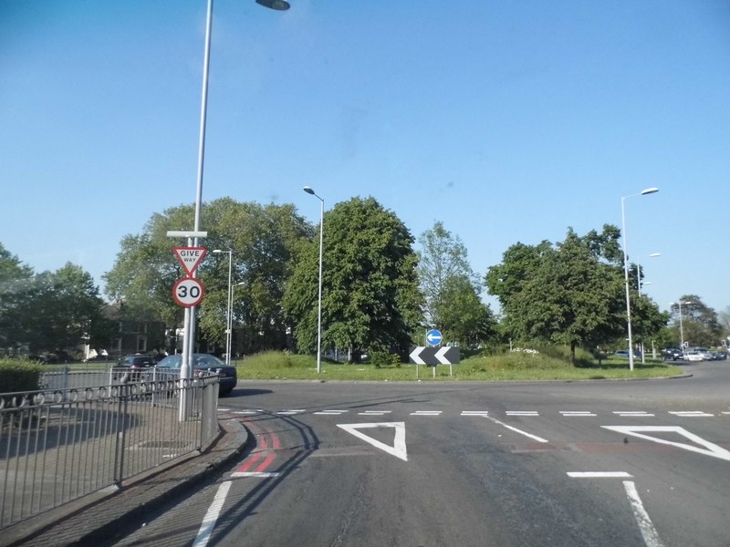 Roundabout on Westhorne Avenue, Eltham © David Howard cc-by-sa/2.0 ...