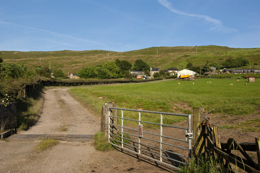 Wiswell Eaves Farm © Ian Greig cc-by-sa/2.0 :: Geograph Britain and Ireland