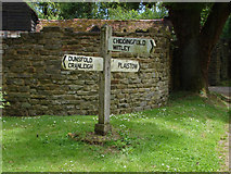 SU9933 : Signpost by the footpath by Alan Hunt
