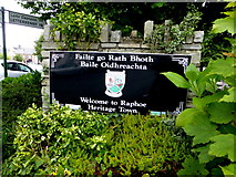 C2502 : "Failte go Rath Bhoth Baile Oidhreachta" sign by Kenneth  Allen