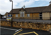 SP1620 : Bourton-on-the-Water Primary School by Jaggery