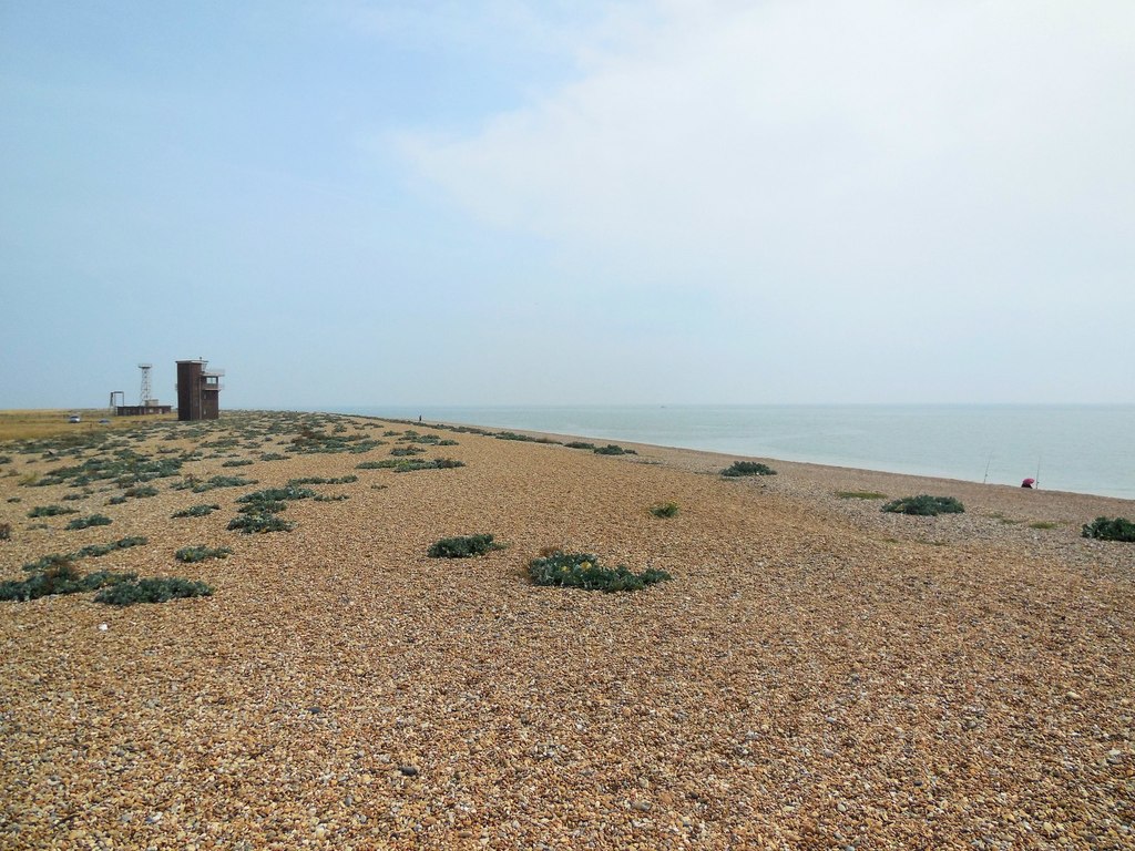 Dungeness Beach © Paul Gillett cc-by-sa/2.0 :: Geograph Britain and Ireland