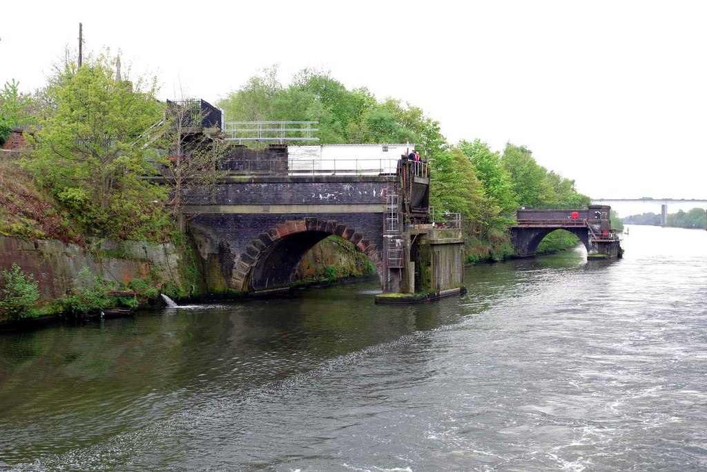 Barton Road Swing Bridge with Barton... © Les cc-by-sa/2.0 :: Geograph ...