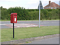 SK7173 : Markham Moor, Retford postbox DN22 65 by Alan Murray-Rust