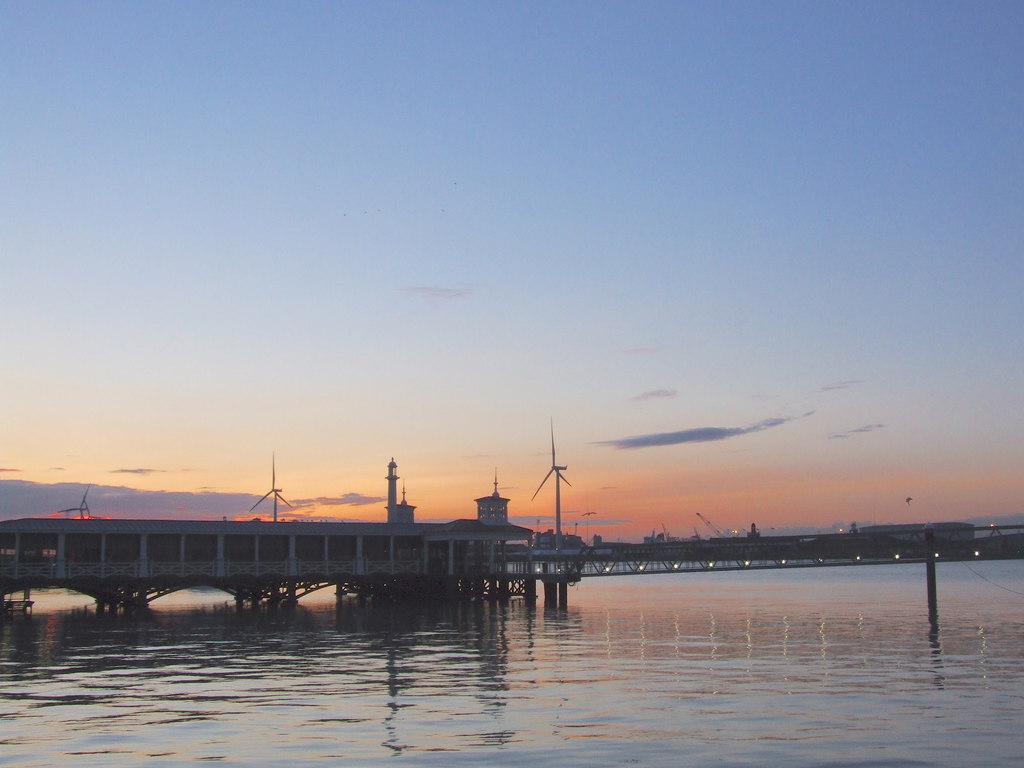 Town Pier, Gravesend © Chris Whippet cc-by-sa/2.0 :: Geograph Britain ...