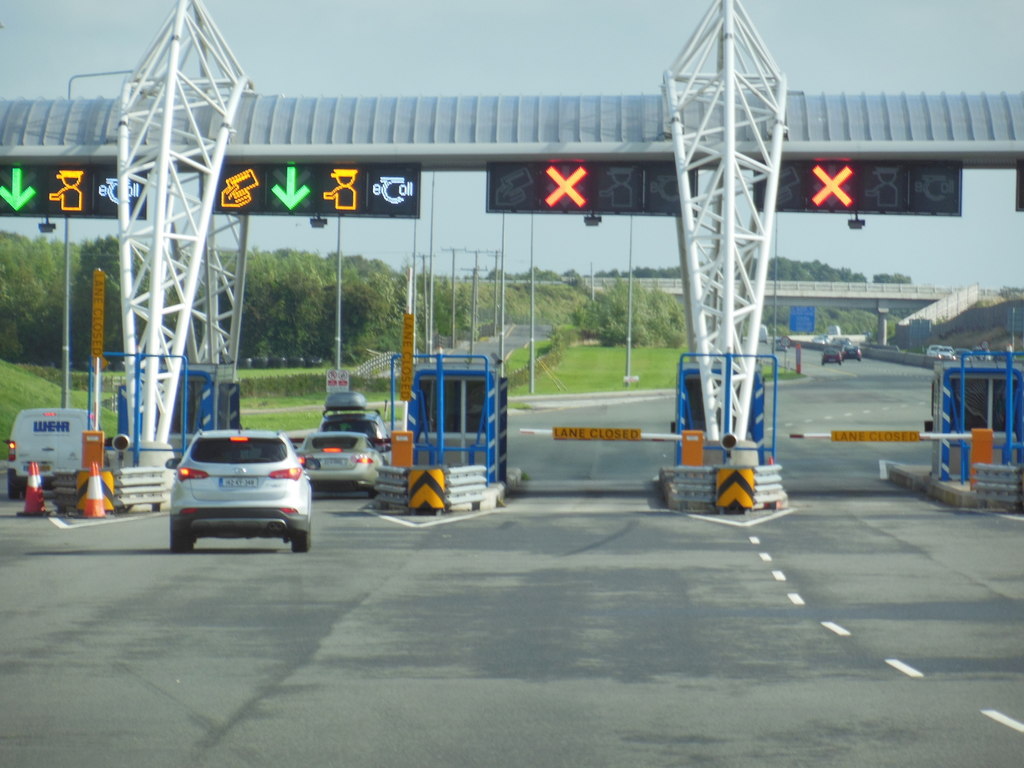 toll-plaza-on-the-m7-e20-ian-s-cc-by-sa-2-0-geograph-ireland