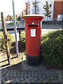 TM1941 : Ravenswood Avenue Postbox by Geographer