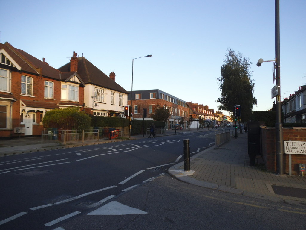 Pinner Road at the junction of The... © David Howard ccbysa/2.0