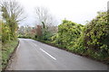 Minor road into Stonesfield from the west