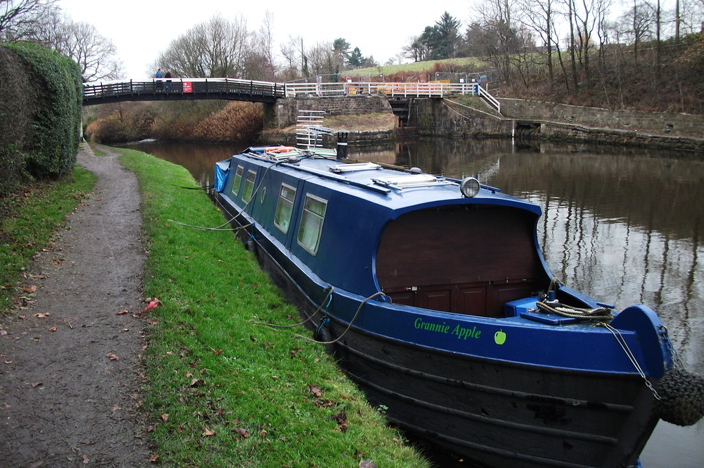 Leeds Liverpool Canal, Johnson's Hillock © michael ely cc-by-sa/2.0 ...