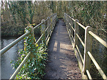 TQ0586 : Footbridge over the River Colne by Alan Hunt