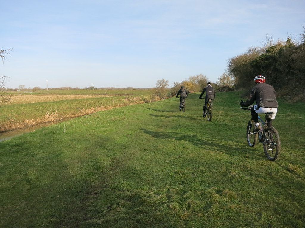 Cycling on the footpath © Hugh Venables cc-by-sa/2.0 :: Geograph ...