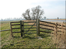 TG3504 : Gate on the floodbank by Evelyn Simak