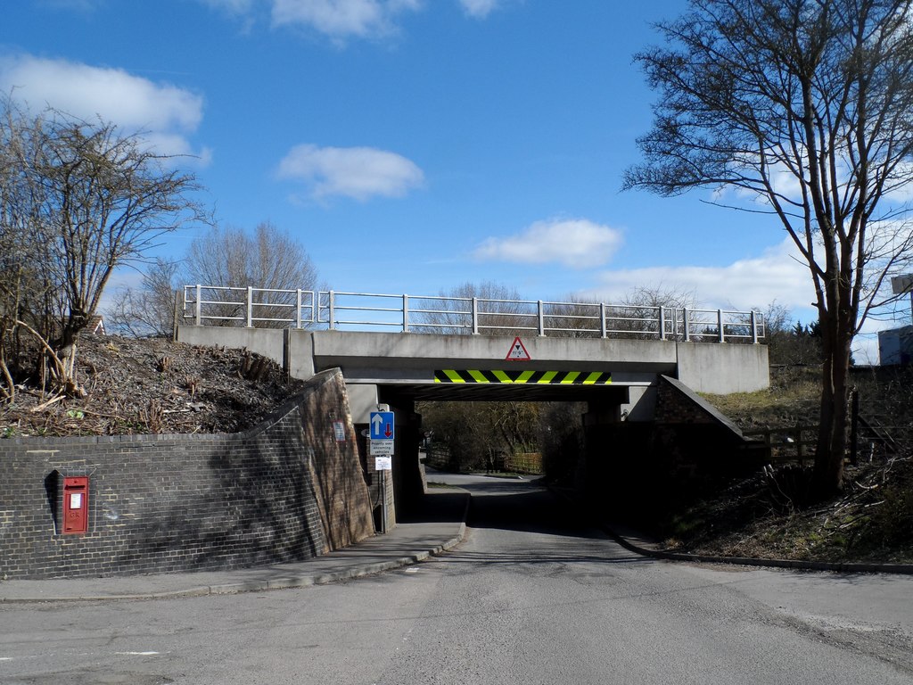 Railway bridge, Saunderton Station © Bikeboy cc-by-sa/2.0 :: Geograph ...