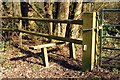 Stile on the footpath to Godington