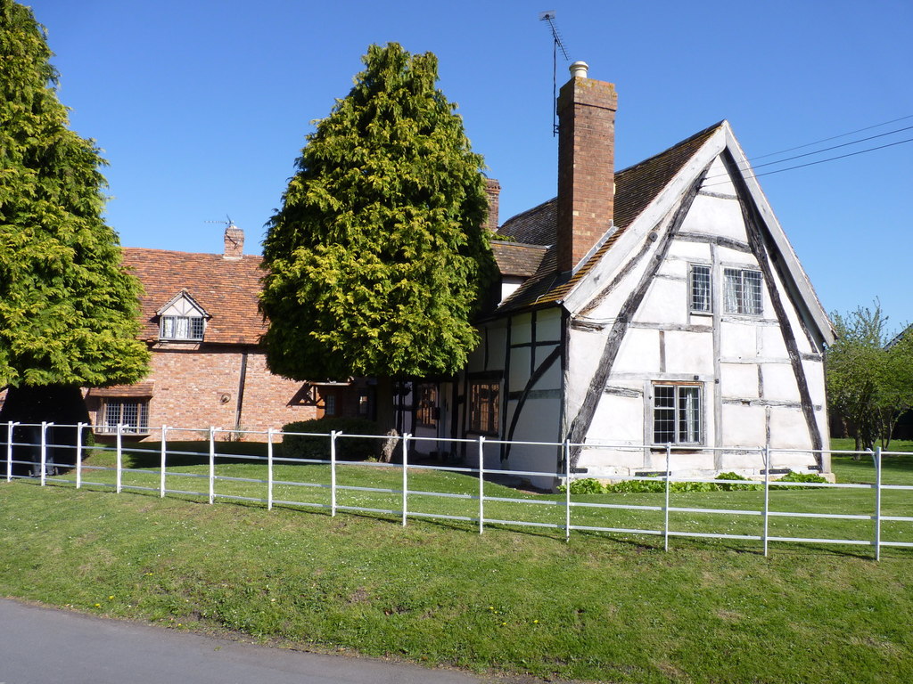 cruck-built-house-jeff-gogarty-cc-by-sa-2-0-geograph-britain-and