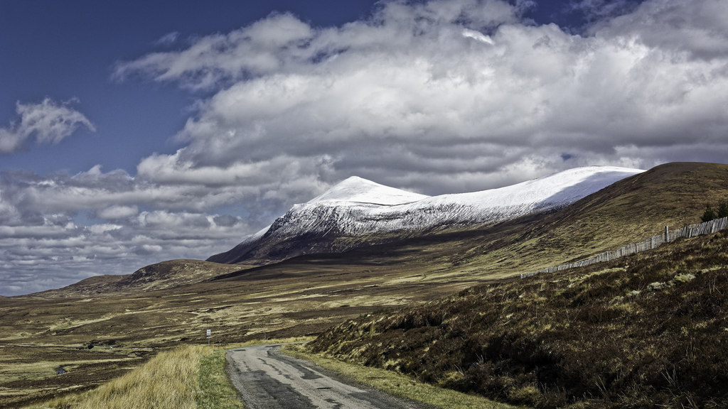 A836 starting to descend to Altnaharra © Peter Moore cc-by-sa/2.0 ...