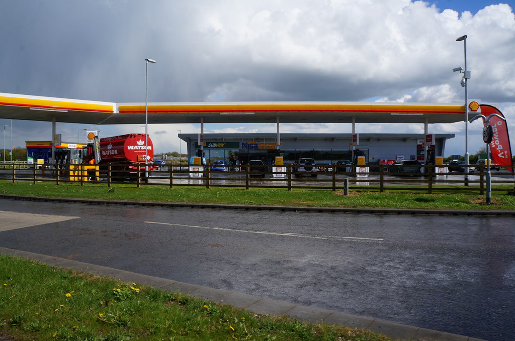 shell-garage-on-the-a1079-near-ian-s-cc-by-sa-2-0-geograph