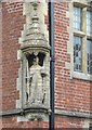 Arundel - Statue in aedicule