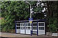 SJ7666 : Waiting shelter, Holmes Chapel railway station by El Pollock