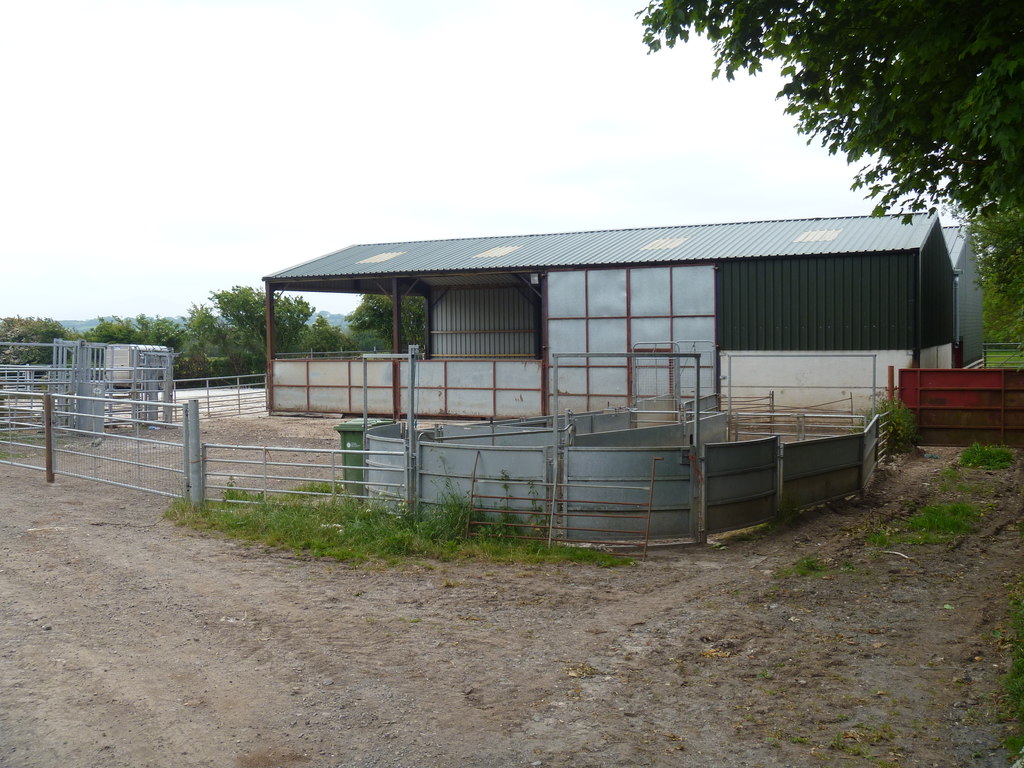 Llanfawr farm © Michael Dibb cc-by-sa/2.0 :: Geograph Britain and Ireland