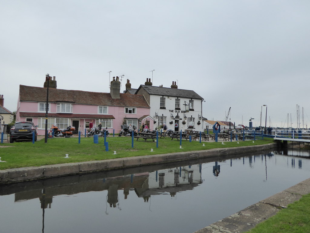 The Old Ship and cottages, Heybridge... © Chris Holifield cc-by-sa/2.0 ...