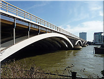 TQ2877 : Grosvenor Bridge by Stephen Richards
