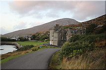 NB0407 : Cabin and castle by Loch Leosavay, Isle of Harris by Des Colhoun